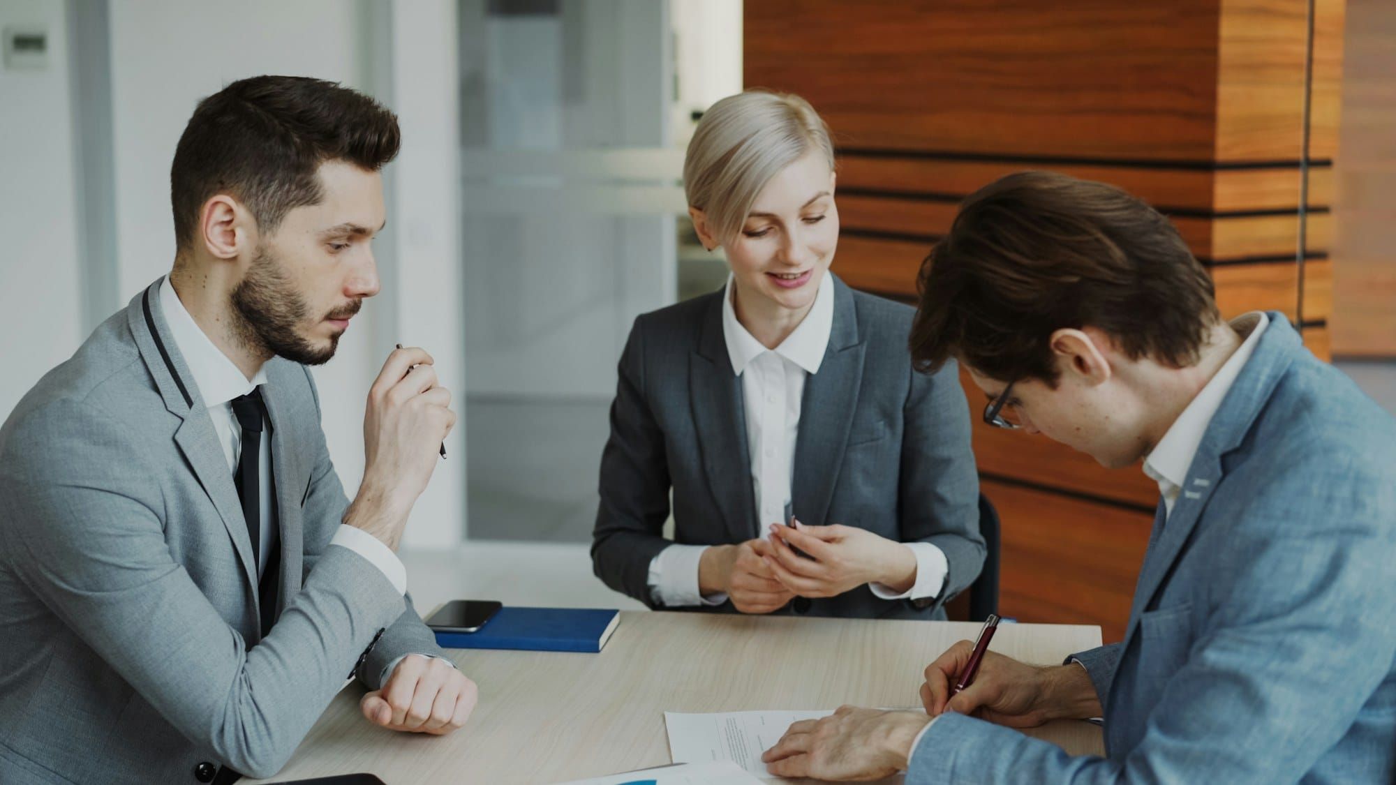 Advogada atendendo clientes em sala de reunião (foto ilustrativa)