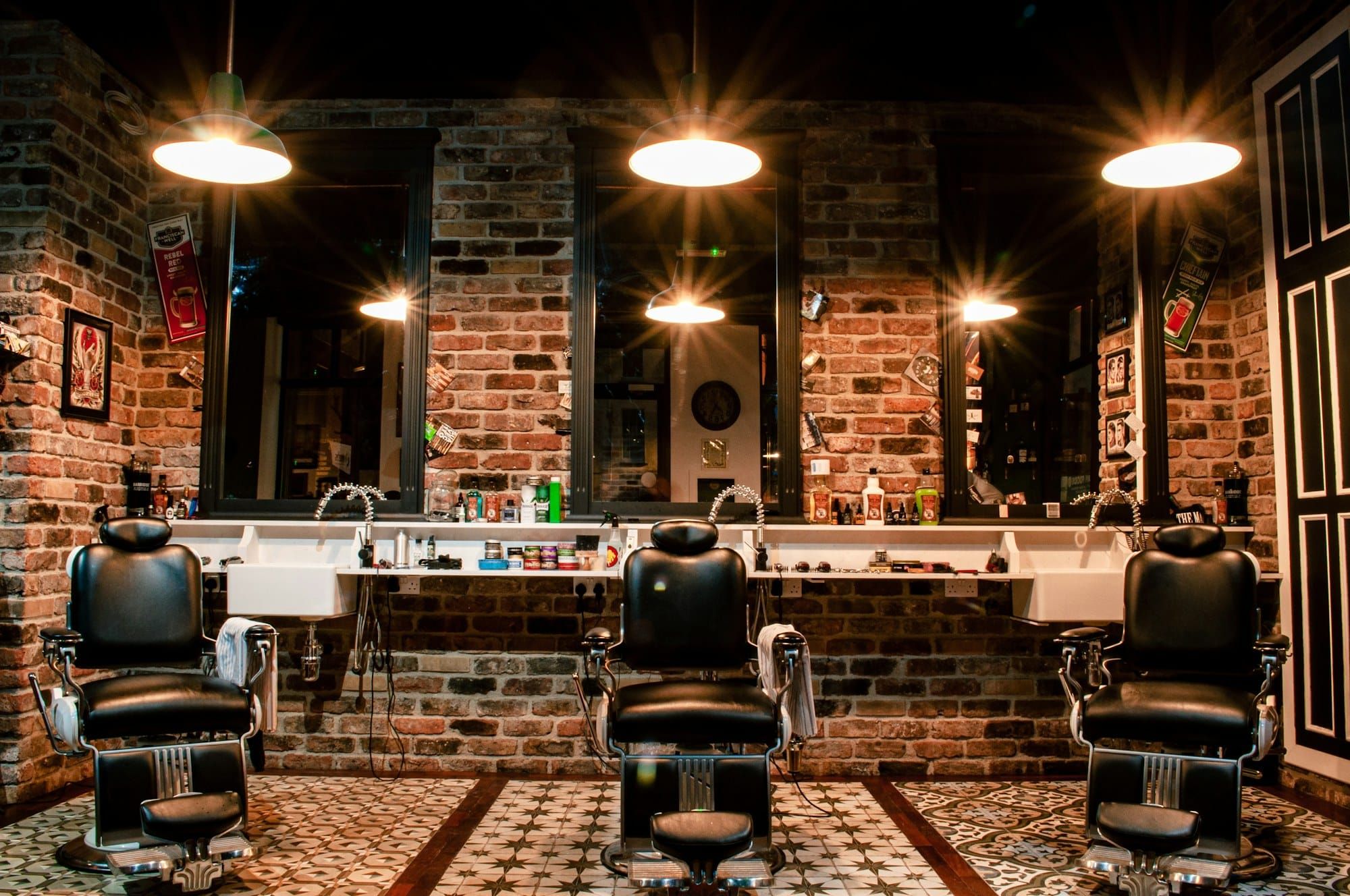 Interior da barbearia com cadeiras clássicas (foto ilustrativa)