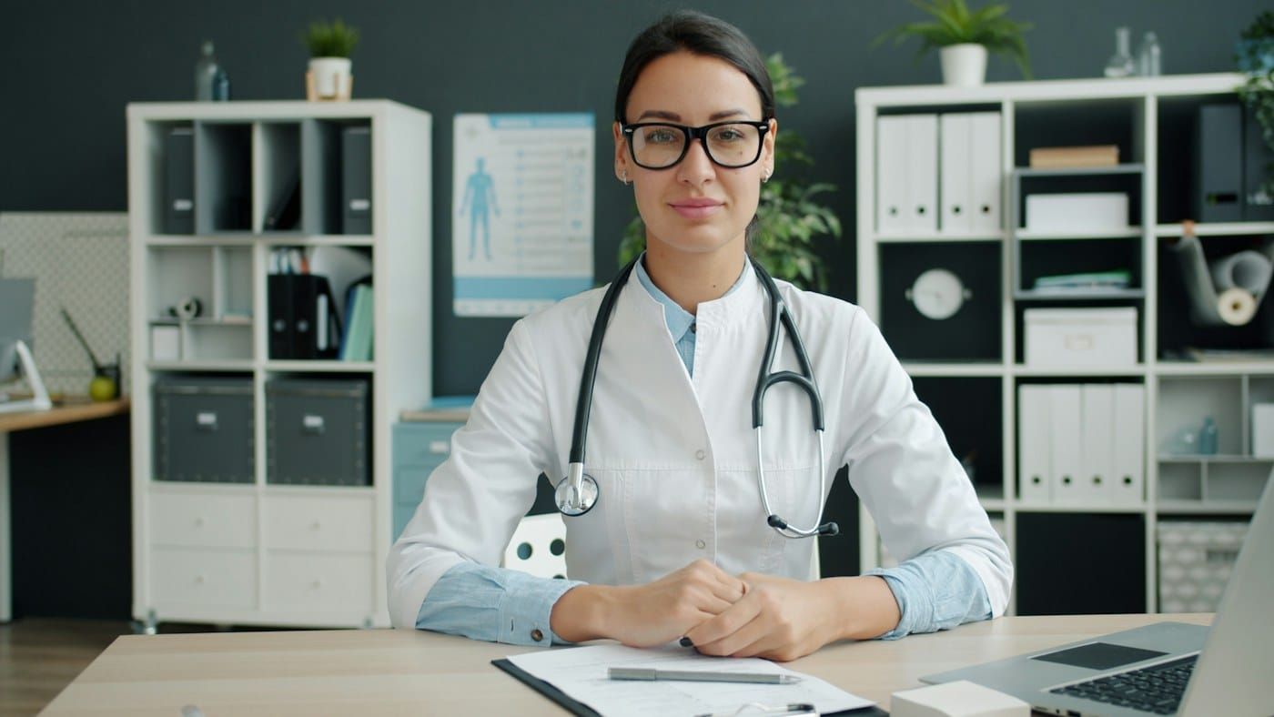 Médica em seu consultório (foto ilustrativa)