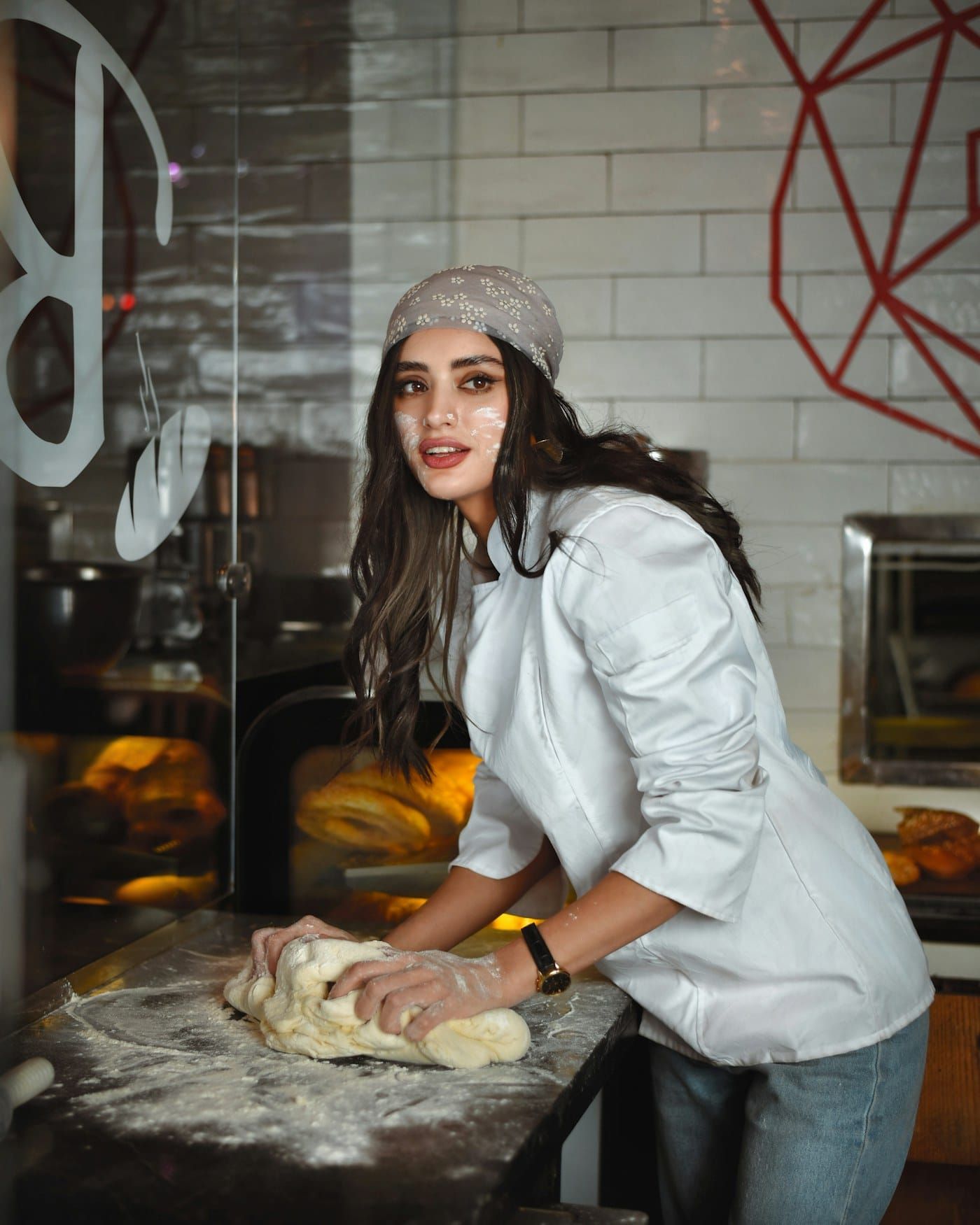 Confeiteira em sua cozinha (foto ilustrativa)