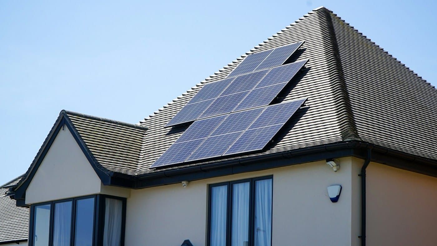 Casa com placas solares no telhado (foto ilustrativa)