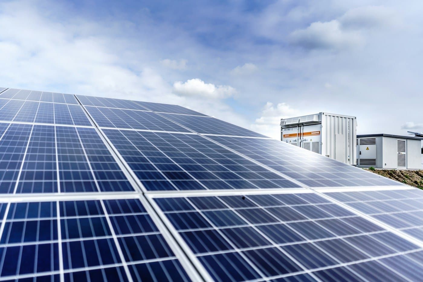 Placas solares em cobertura comercial (foto ilustrativa)