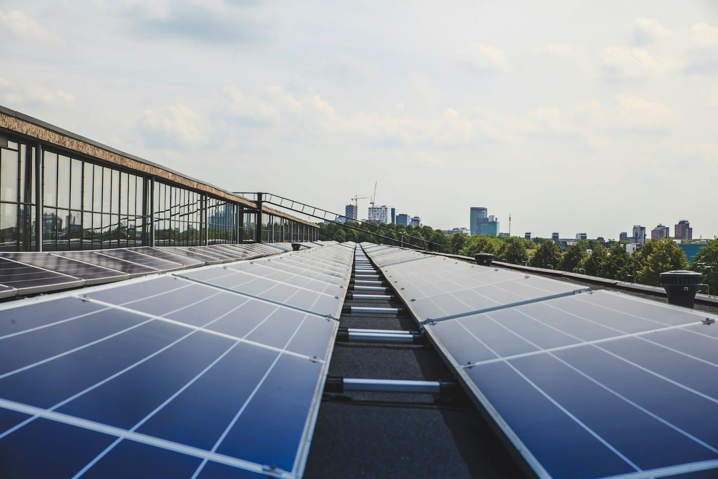 Placas solares em laje na cidade (foto ilustrativa)