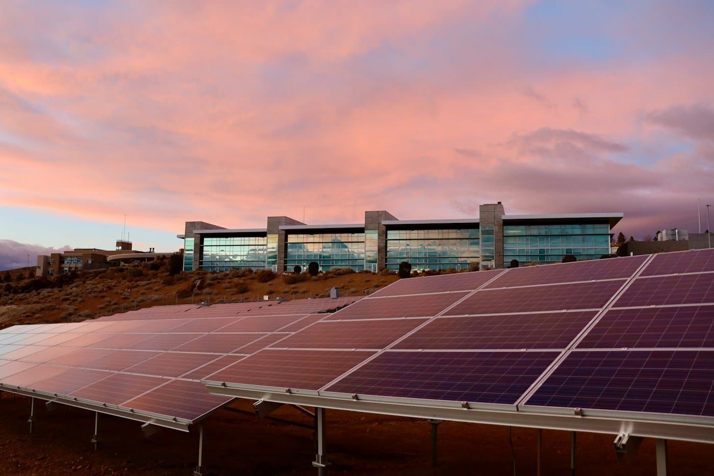 Placas solares ao entardecer em galpão (foto ilustrativa)