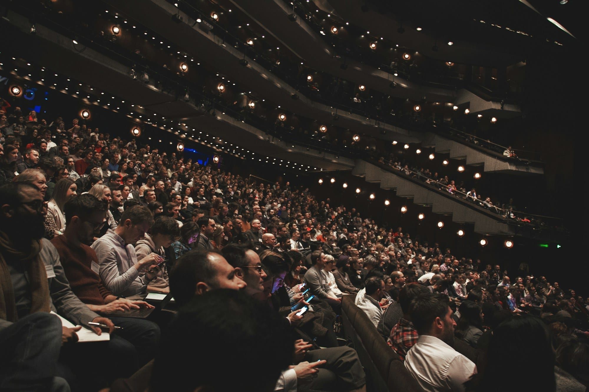 Auditório lotado durante palestra (foto ilustrativa)