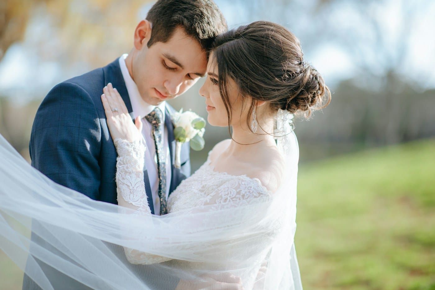 Casal abraçado em ensaio ao ar livre (foto ilustrativa)