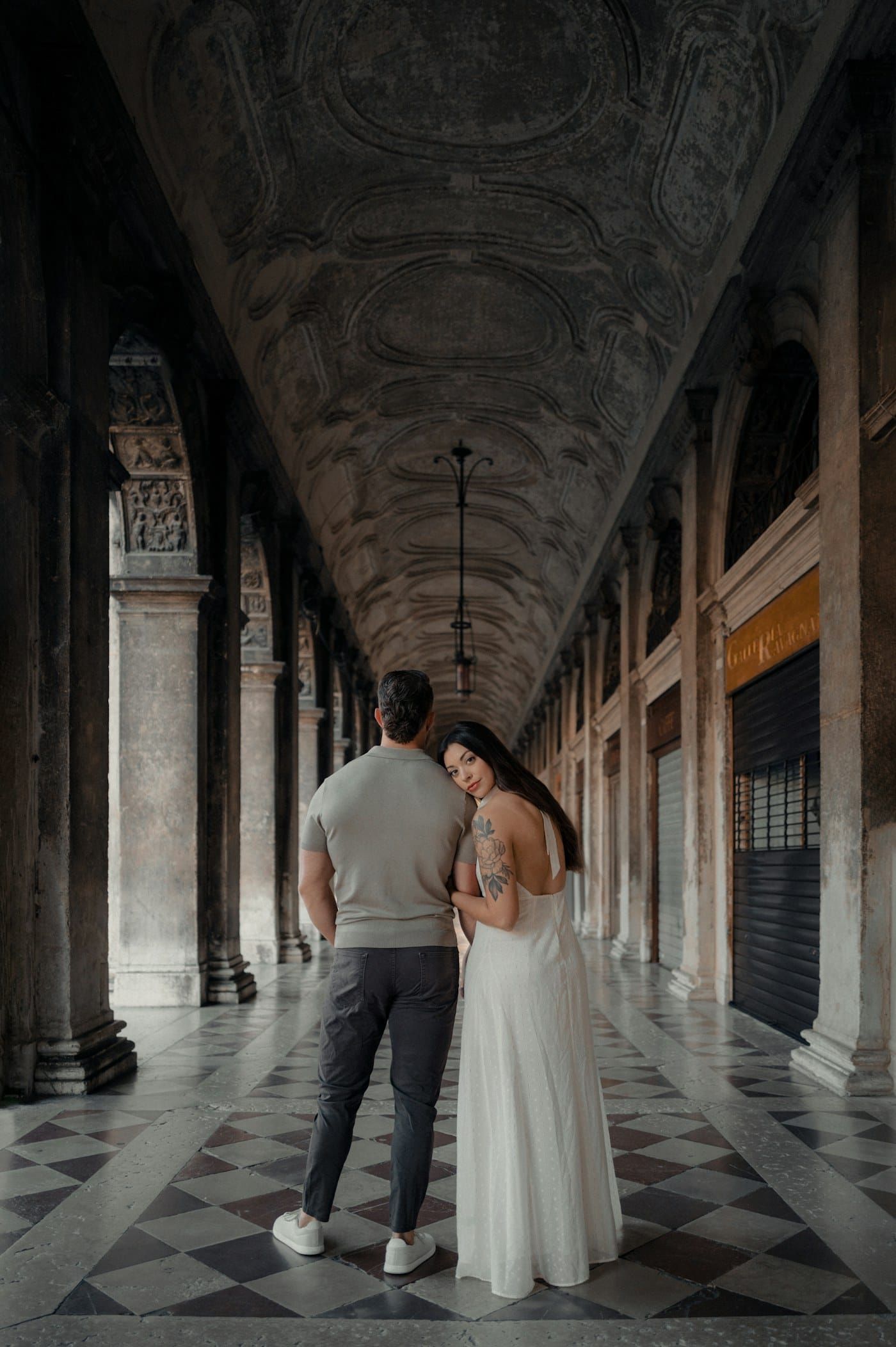 Casal em corredor de arcos antigos (foto ilustrativa)
