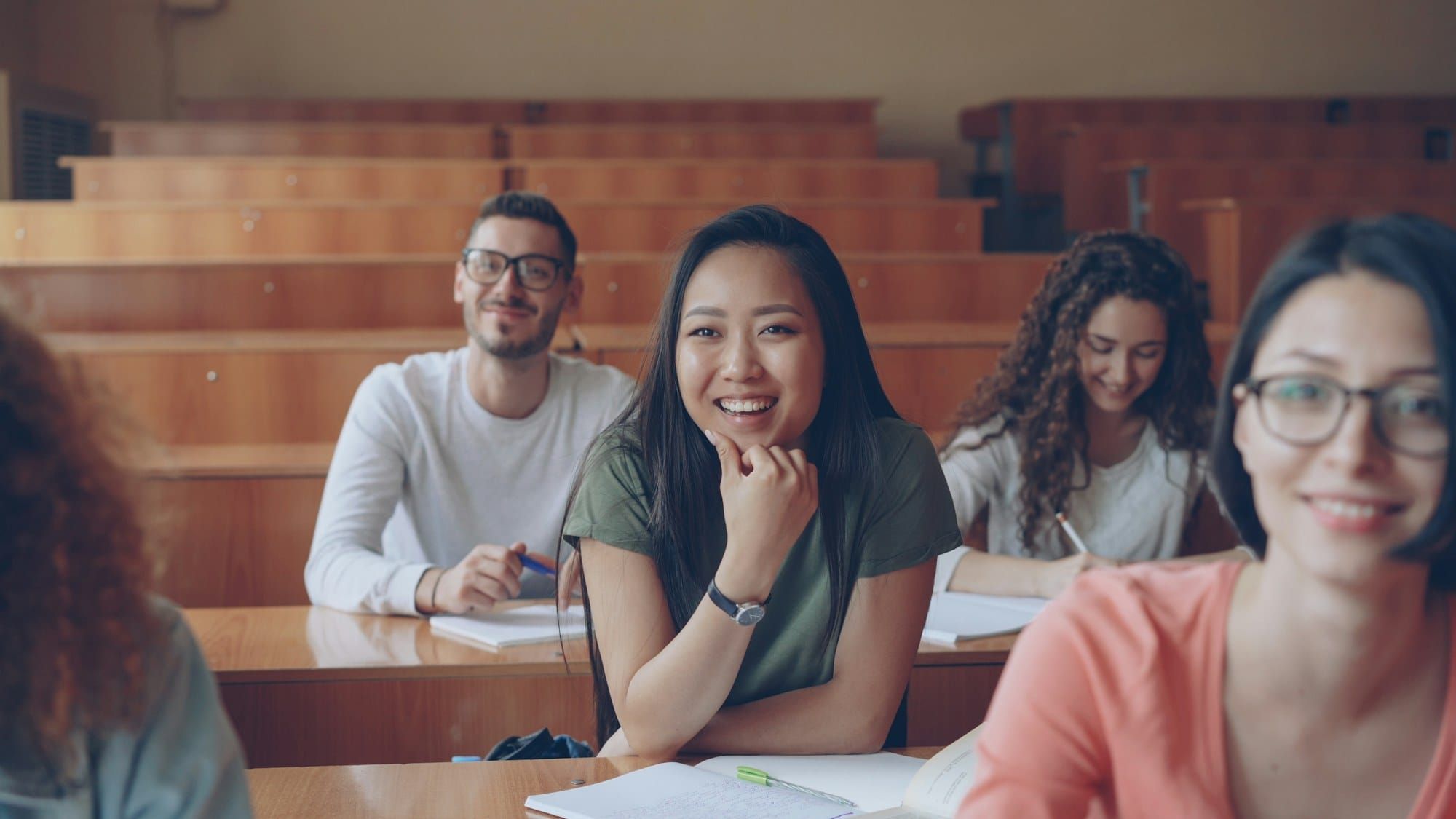 Alunos sorrindo durante a aula (foto ilustrativa)