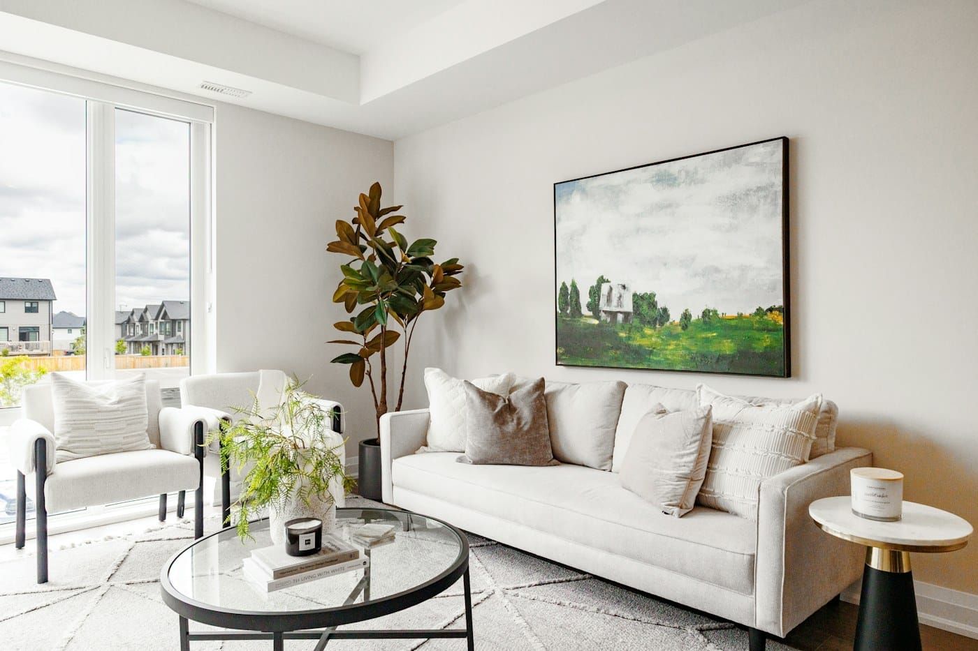 Sala de estar clara com sofá branco (foto ilustrativa)