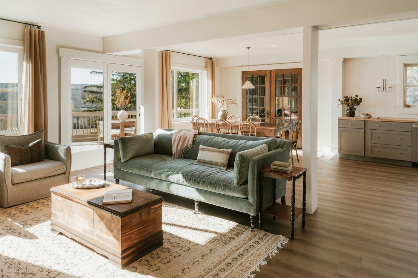 Sala de estar aconchegante com piso de madeira (foto ilustrativa)