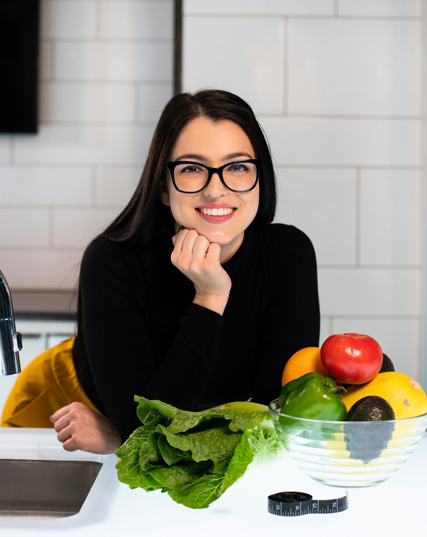Nutricionista sorrindo com frutas (foto ilustrativa)