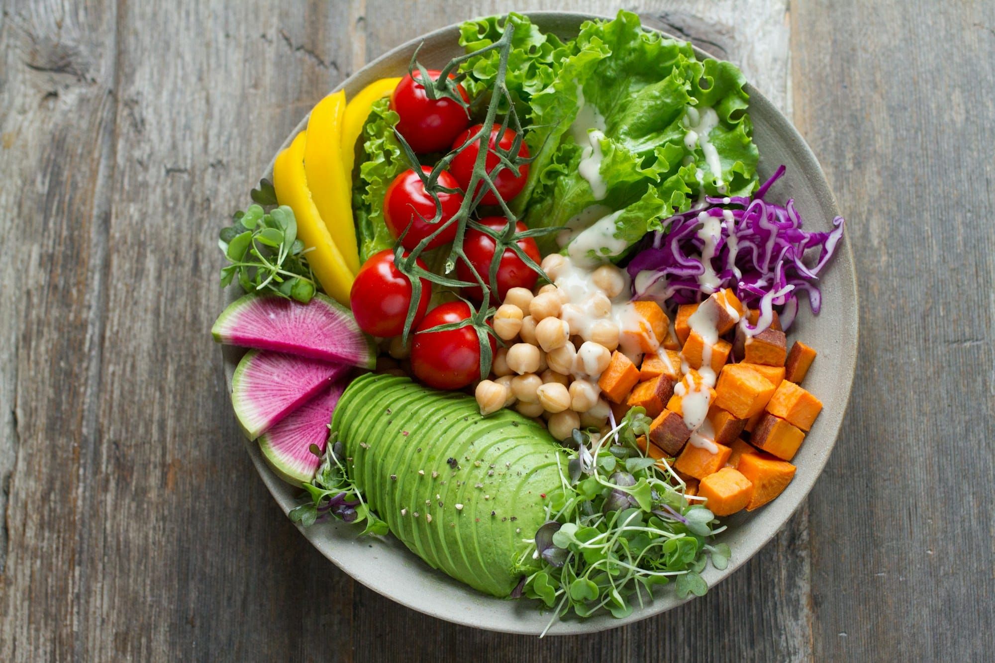 Prato colorido com legumes, grãos e abacate (foto ilustrativa)