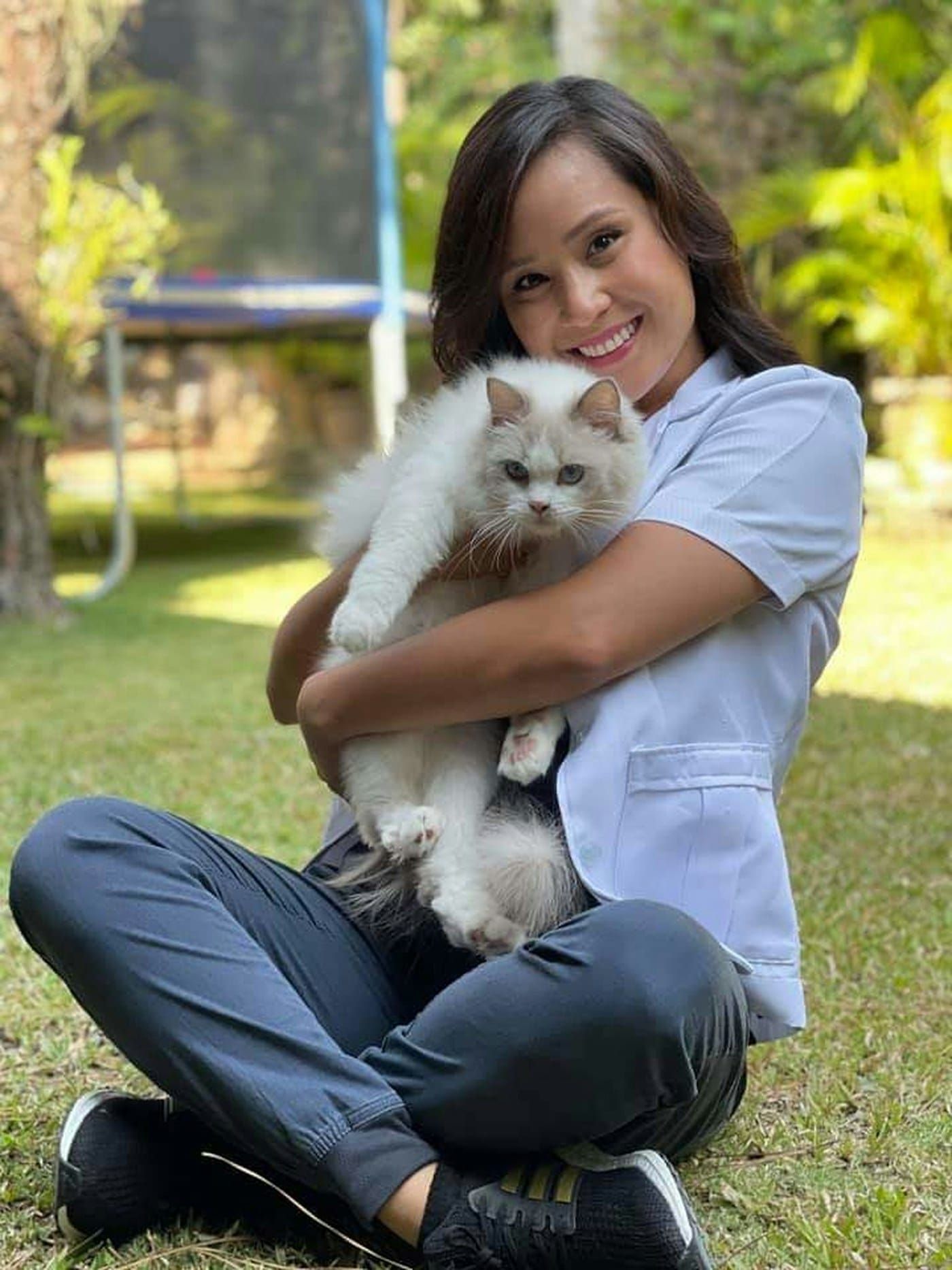Veterinária com um gato no colo (foto ilustrativa)