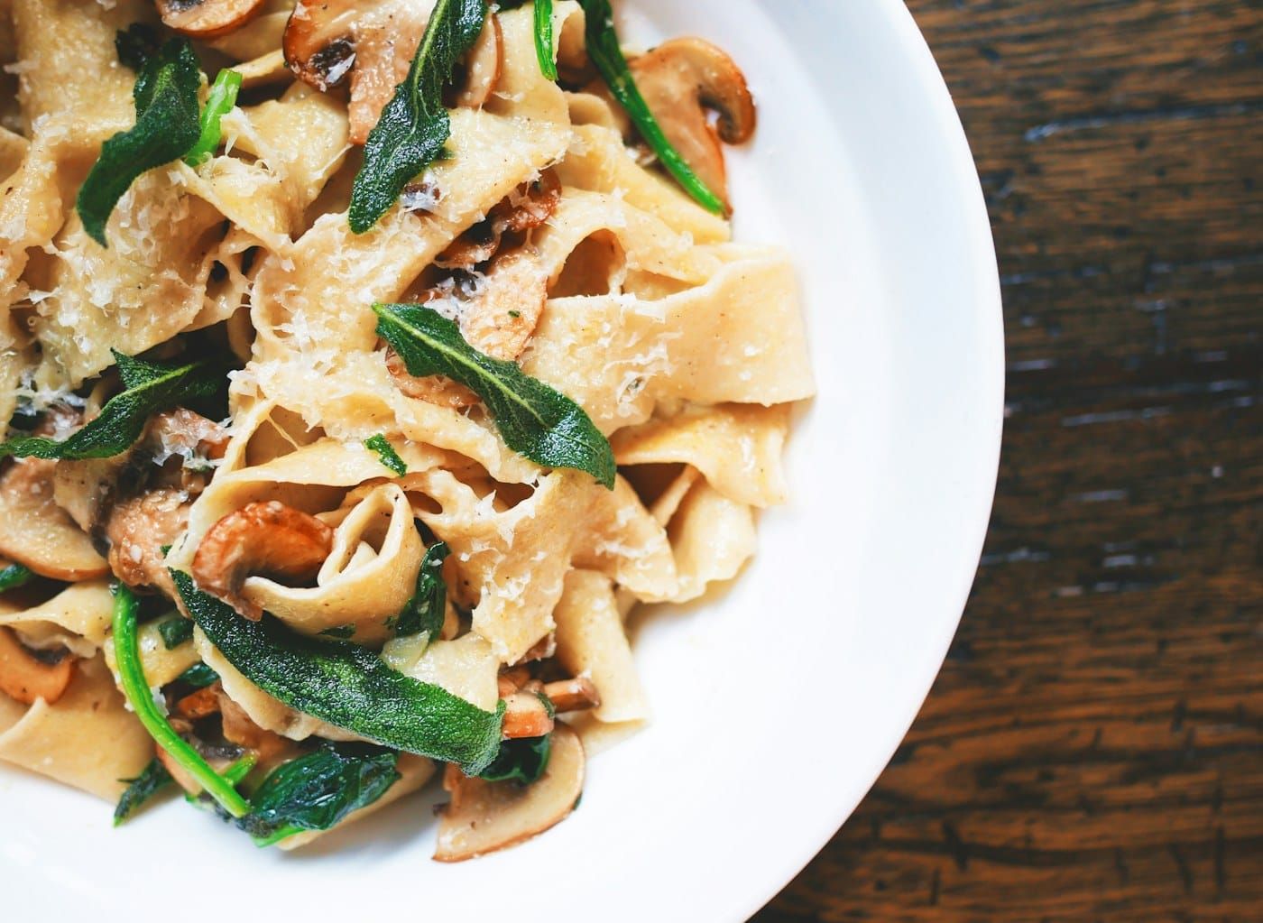 Massa fresca com folhas e parmesão (foto ilustrativa)