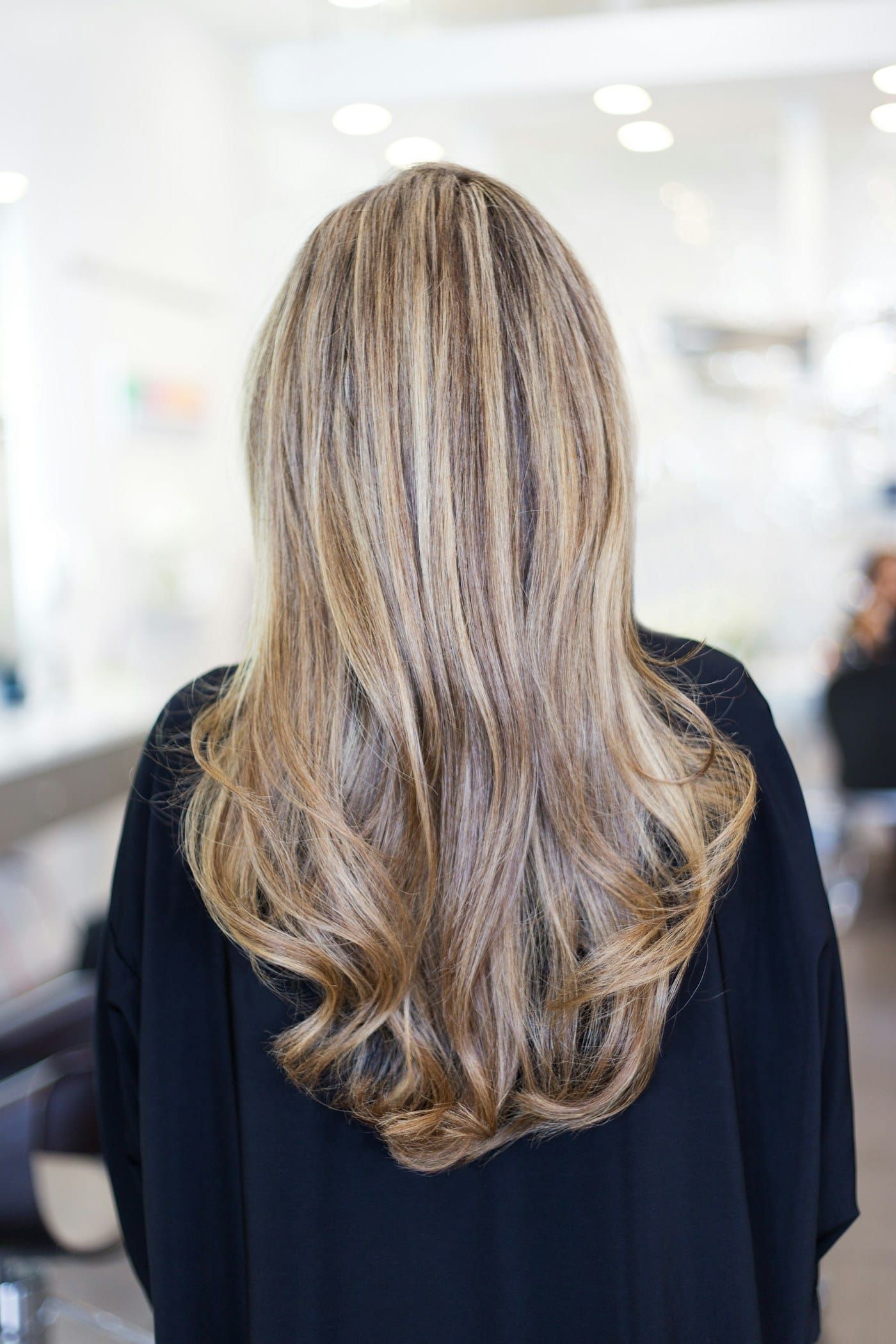 Cabelo loiro com mechas iluminadas (foto ilustrativa)