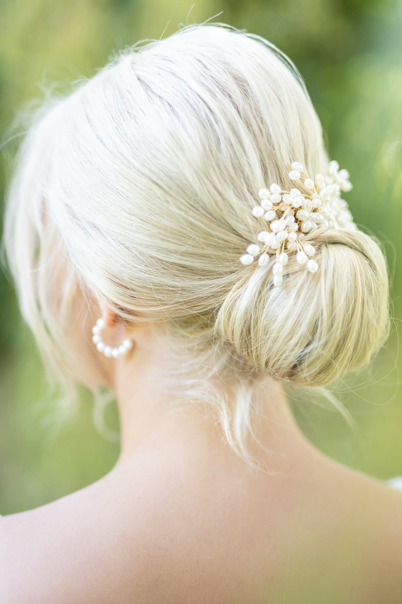 Penteado preso com acessório de pérolas (foto ilustrativa)