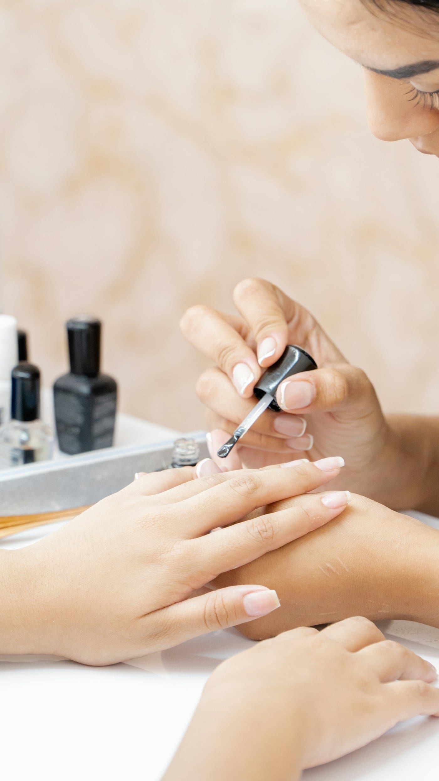 Manicure aplicando esmalte (foto ilustrativa)